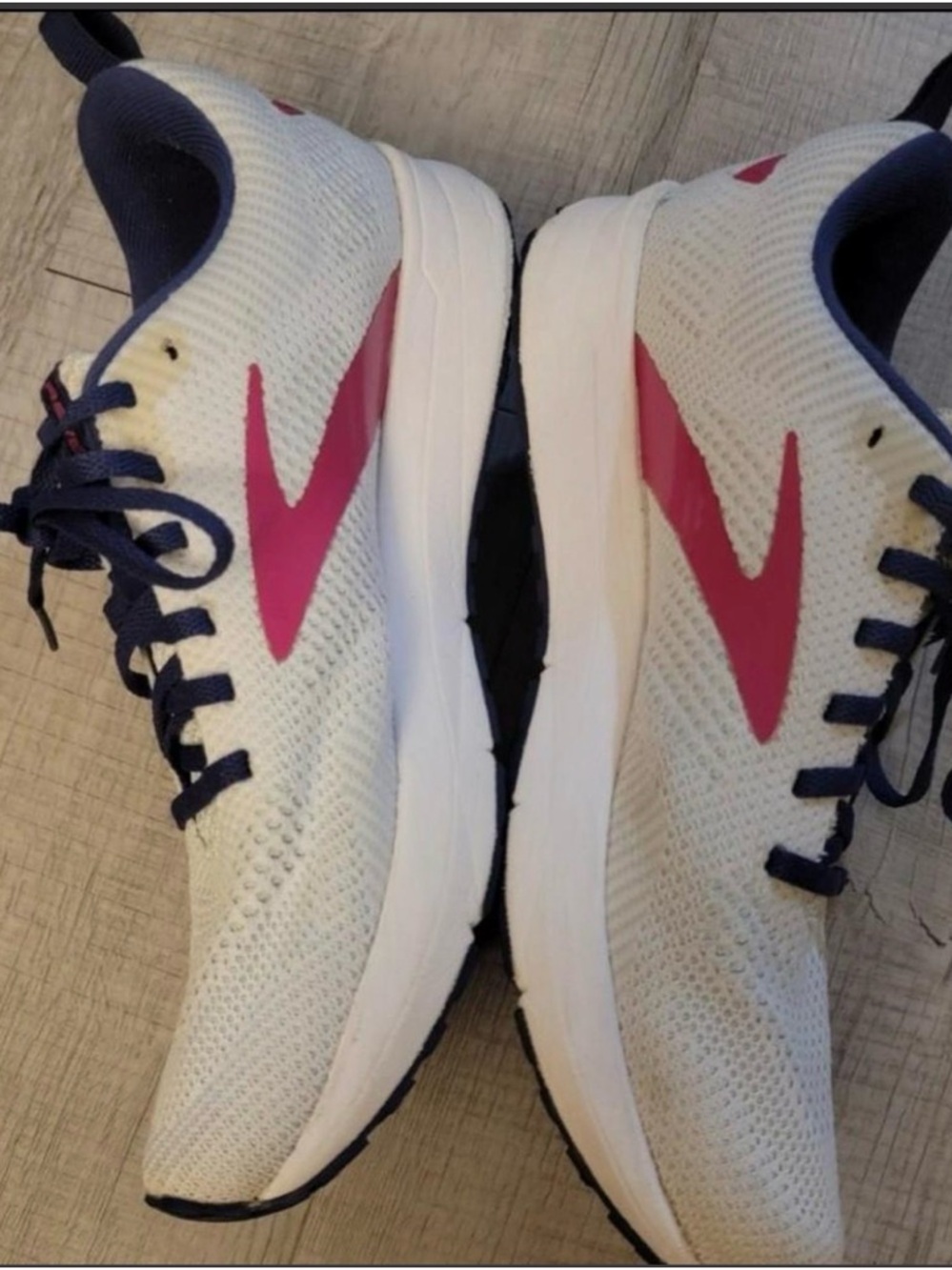 Women’s White Brooks Revel 9.5 - Picture 7 of 8